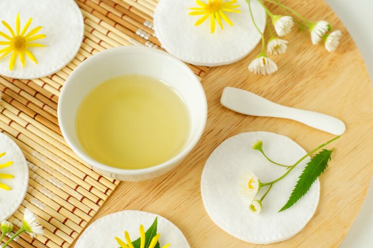 Камфорное масло для лица: полезные свойства, варианты применения ...