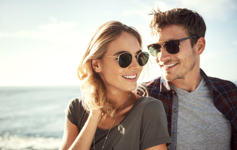 Девушка и парень в солнцезащитных очках