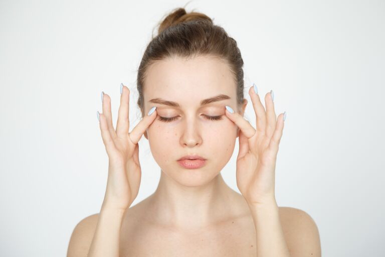 Самомассаж для профилактики морщин вокруг глаз