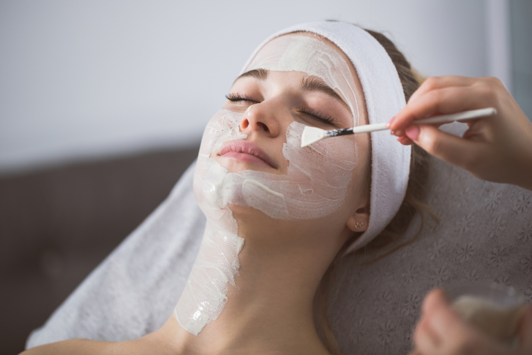 Пилинг для сухой кожи лица: этапы проведения в салоне и в домашних условиях