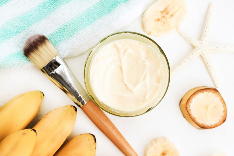 Маска с бананом обеспечивает кожу питанием.