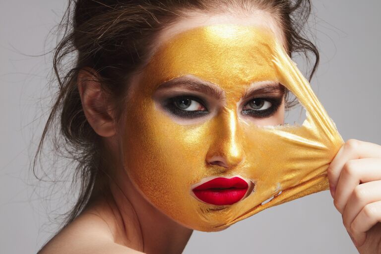 Девушка снимает с лица желтую маску-пленку