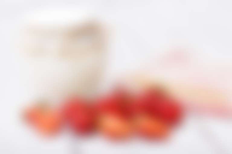 Домашний йогурт и ягоды клубники