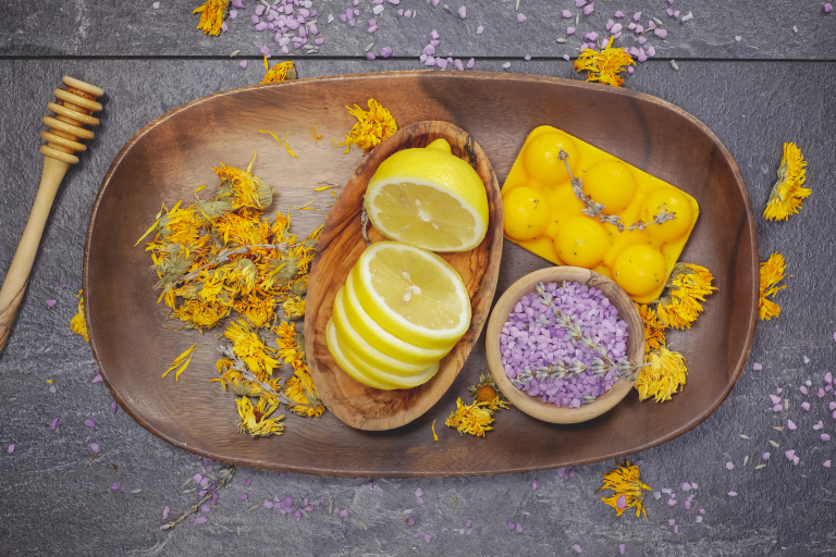 Ингредиенты для маски от прыщей: цветы календулы, лимон, лаванда