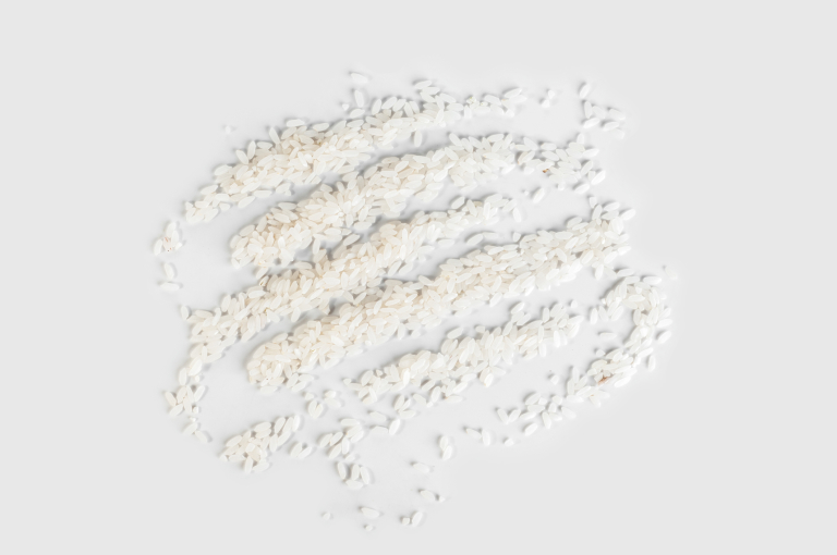 Зернышки риса на белом фоне - белые угри как с ними бороться