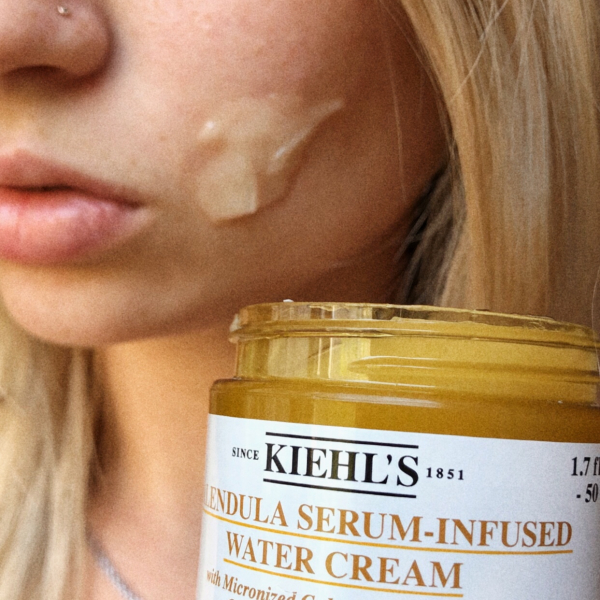 нанесение крема с календулой