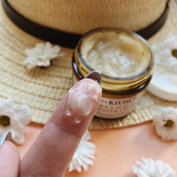 Крем с календулой на кончике пальца