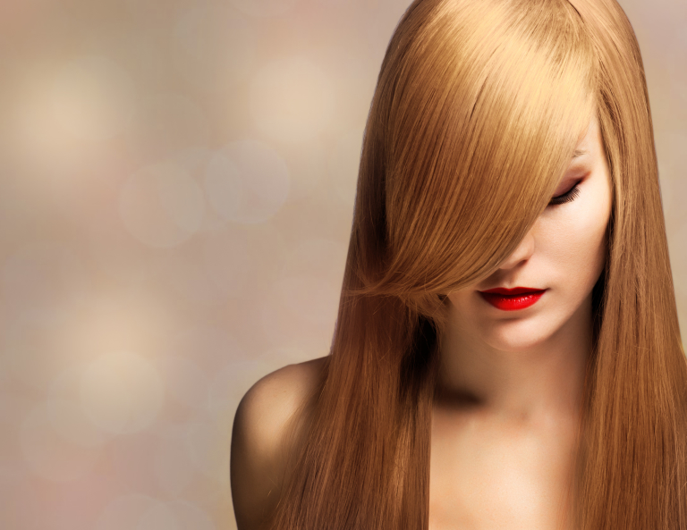 Девушка с красивыми рыжими волосами