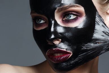 Черная маска для лица: домашние рецепты или готовые средства?