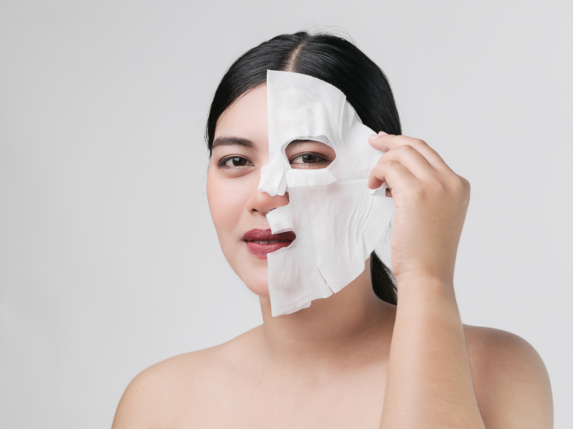 Нужно ли смывать тканевую маску: как пользоваться и обзор средств