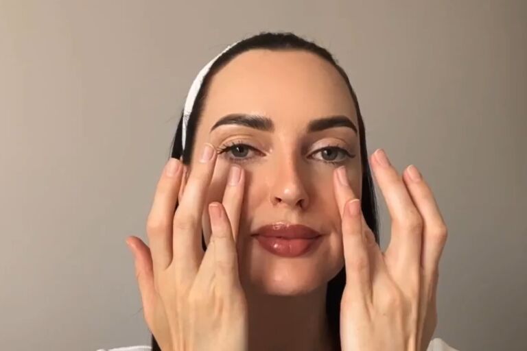 Регина Кияева показывает массаж от отеков вокруг глаз