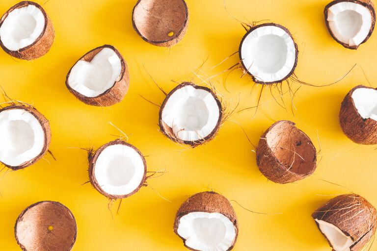 Кокосы на желтом фоне, кокосовое масло для загара