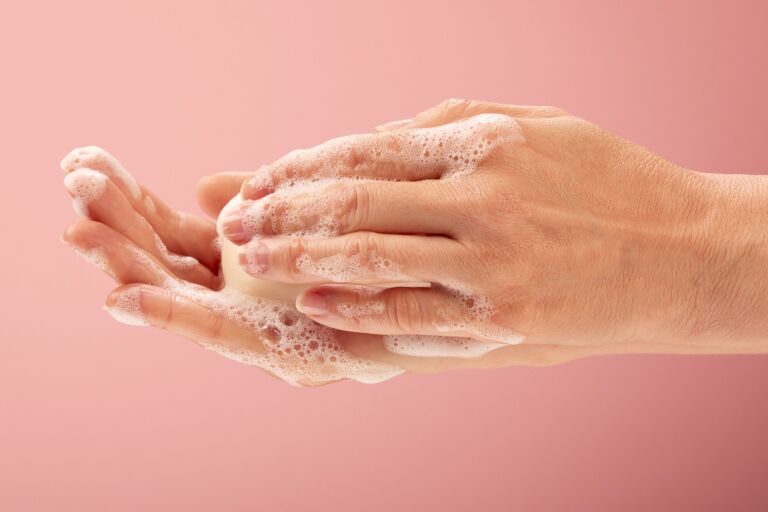 руки в пене показывают как правильно мыть руки