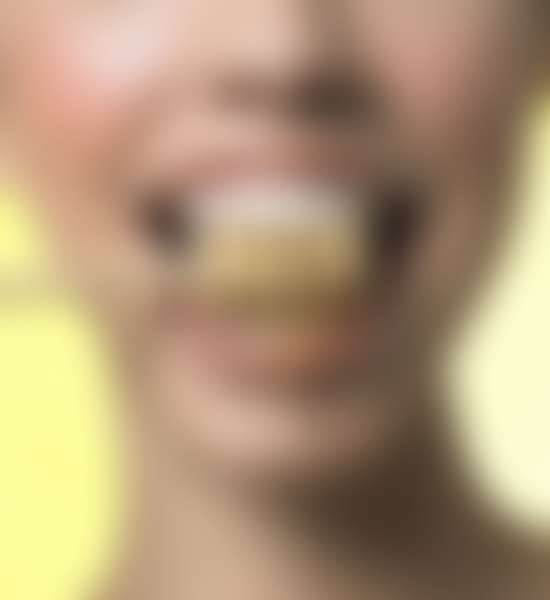 Девушка зажала между зубами ложку для меда, который стекает на нижнюю губу