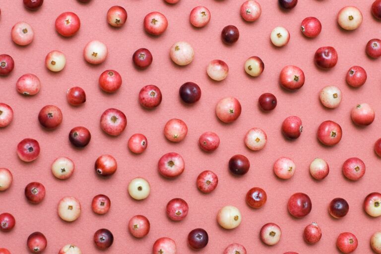 Разложенные на столе ягоды брусники