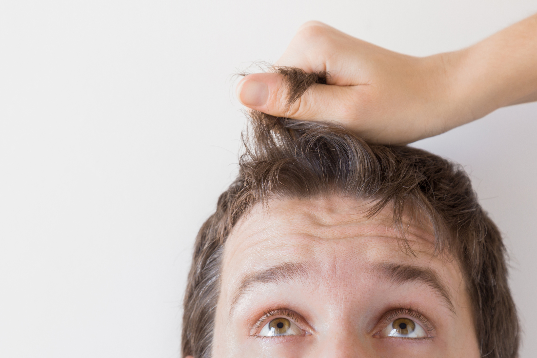 Почему мужчина взъерошивает волосы