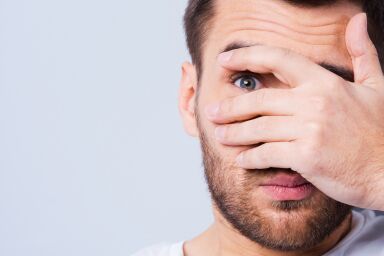 Мешки под глазами у мужчин: 7 причин, а также способы устранения