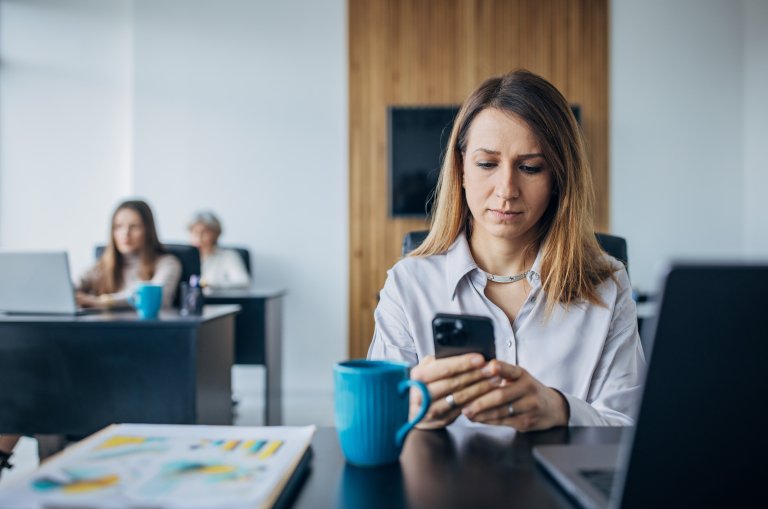 Девушка читает смс на работе, нарушение личных границ