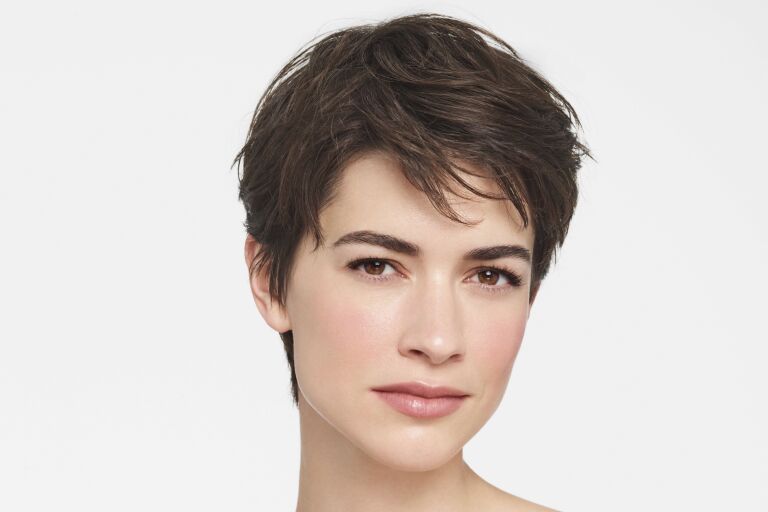 кареглазая девушка с очень ухоженной кожей