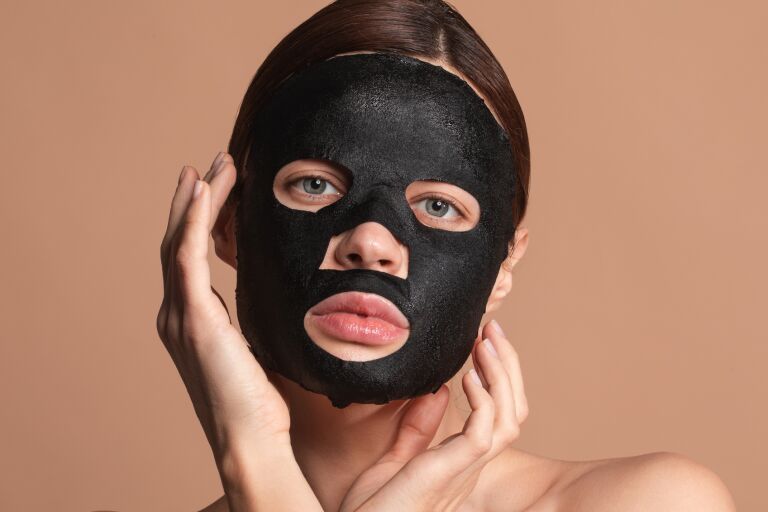 Черная маска для лица от черных точек: польза и рейтинг лучших