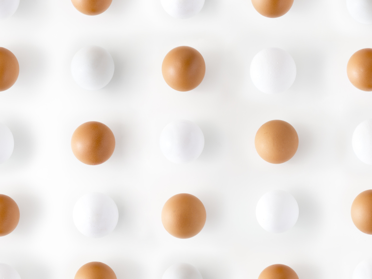 На столе разложены разноцветные яйца, как ассоциация с пигментными пятнами