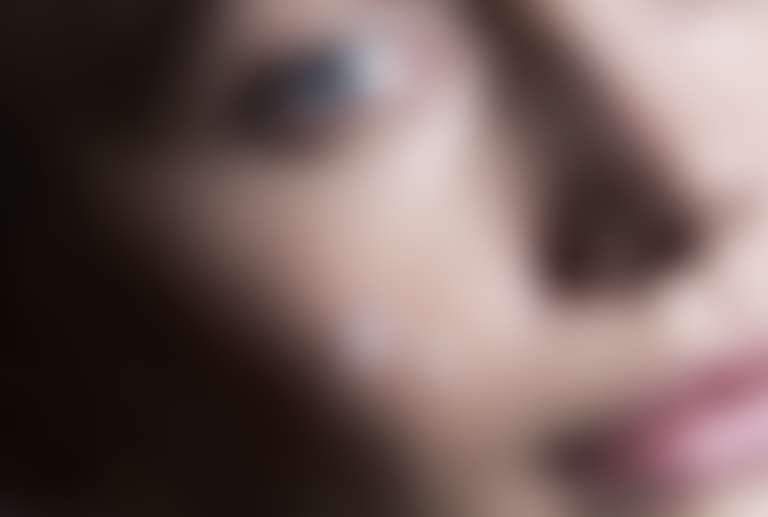 Девушка с каплями сыворотки Toleriane Ultra Dermallergo  на щеке