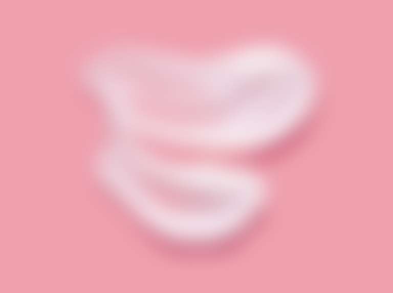 Текстура восстанавливающего крема для лица на розовом фоне