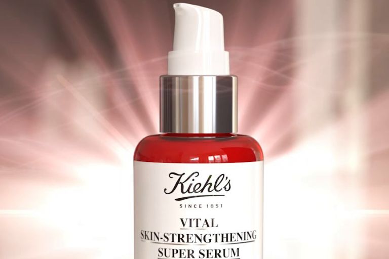 Пузырек с сывороткой Vital Skin-Strengthening Super Serum от Kiehl’s в руке
