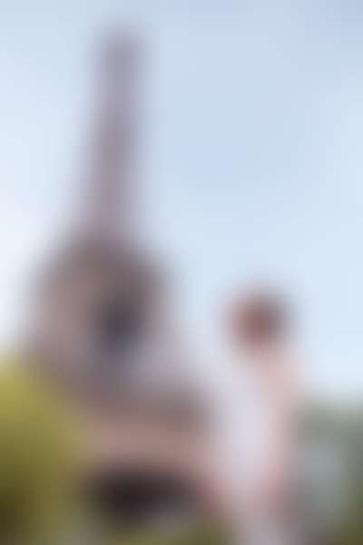 Девушка летним днем рядом с Эйфелевой башней