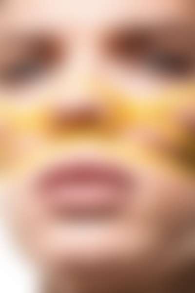 Желтая лента над верхней губой, символизирующая морщины.