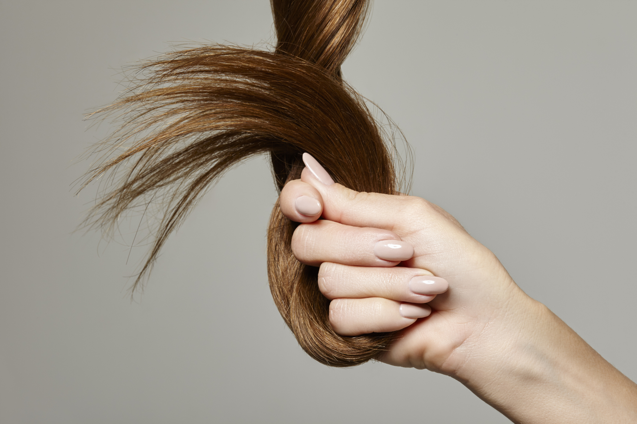 Почему женщины держут волосы