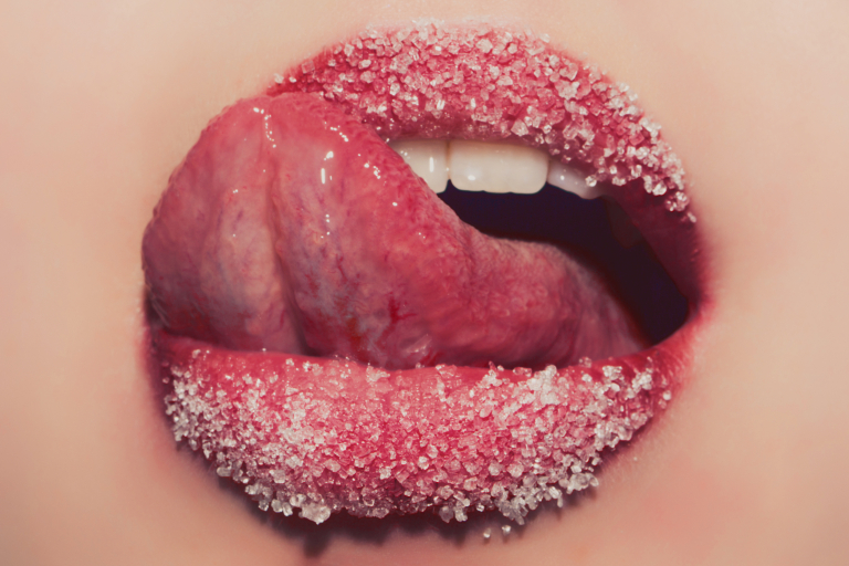 Язык слизывает сахарный скраб с губ