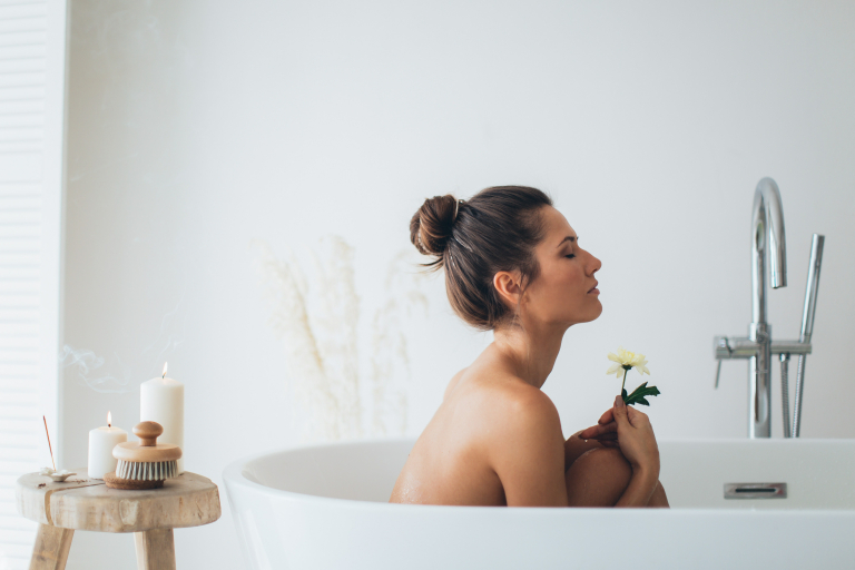 Девушка расслабляется в ванной и размышляет: какие волосы расчесывать мокрые или сухие
