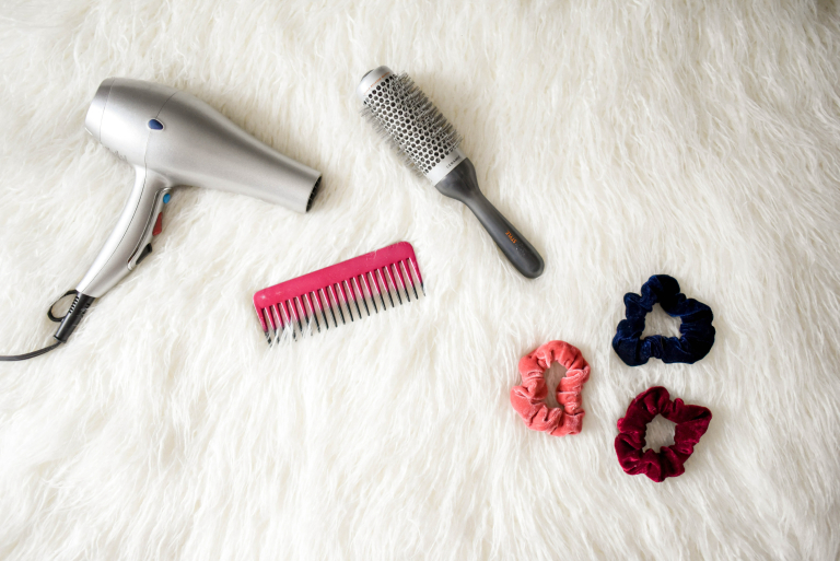 Как правильно расчесывать волосы после мытья