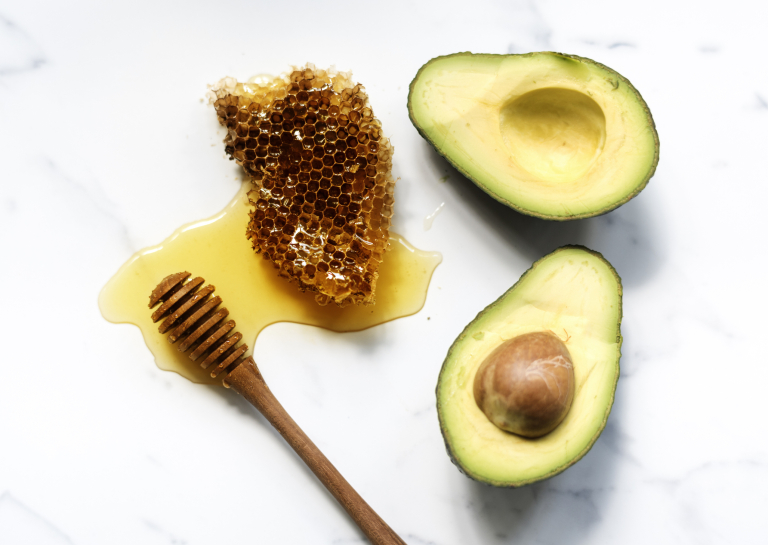 Мед и авокадо для домашней маски для восстановления волос после окрашивания
