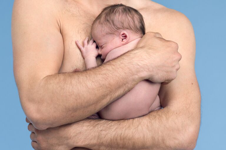 La roche-posay Syndet ap+ новорожденный в руках отца