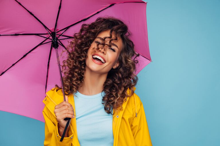 Девушка кудрявая под сиреневым зонтиком – кудрявый метод мытья волос результат