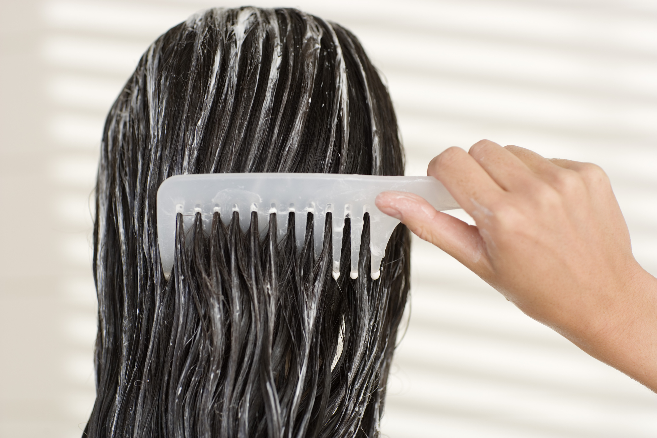 Как пользоваться маской для волос: как правильно наносить и сколько держать