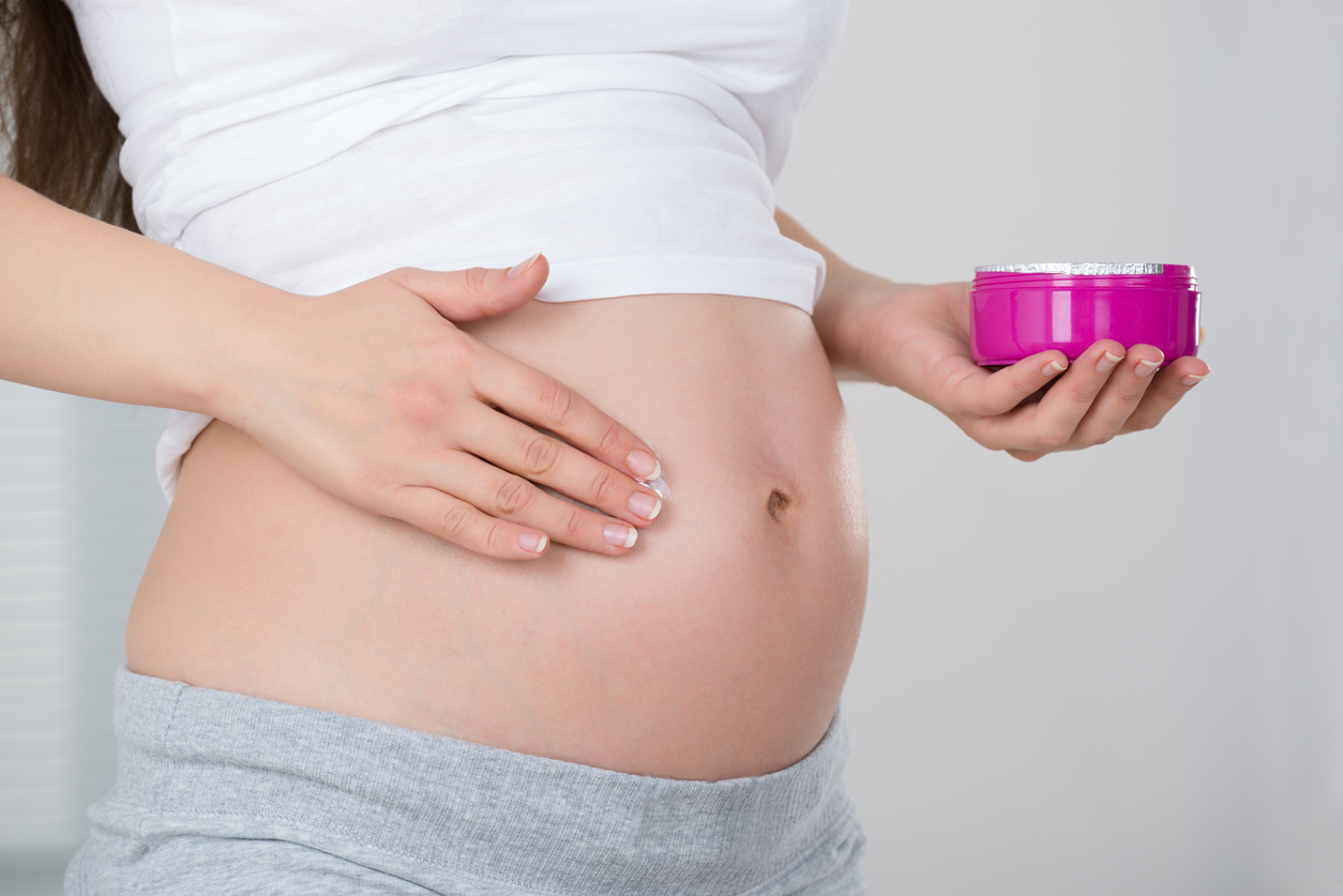 Растяжки во время беременности на животе и груди 🤰: как избавиться и  предотвратить появление новых