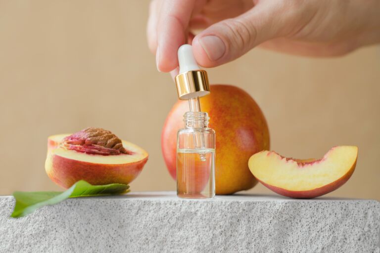 Персики и персиковое масло для волос в бутылочке с пипеткой