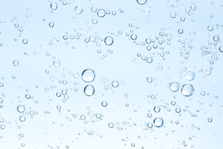 Пузырьки воздуха в воде, демонстрирующие газожидкостный пилинг