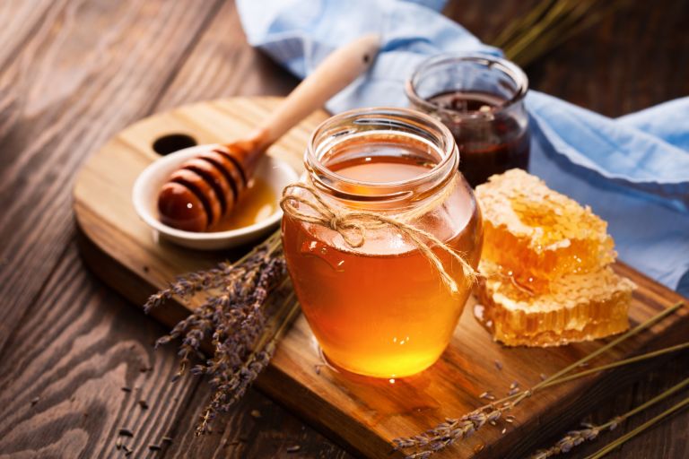 Как наносить мед на лицо
