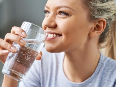 Чтобы сохранить упругость, надо пить воду