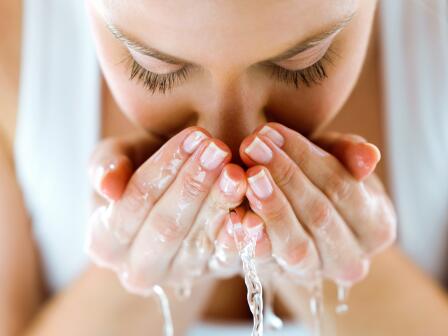 Лучший способ очистить кожу от загрязнений - использовать мягкое очищающее средство и...