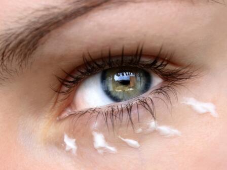 Как лучше всего наносить крем вокруг глаз?