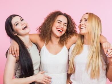 три девушки с разным типом кожи головы: нормальная, сухая и жирная