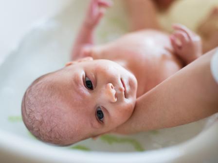 Купание младенца в ванночке при правильном уходе за кожей