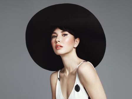 Девушка в черной широкополой шляпе