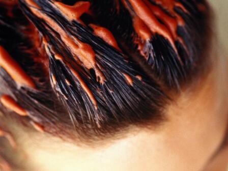 Красная кремовая текстура на темных волосах