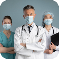 Изображение трех врачей в масках